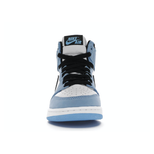 รองเท้าผ้าใบ Nike Jordan 1 Retro High สีขาว ยูนิเวอร์ซิตี้ บลู ดำ (GS)