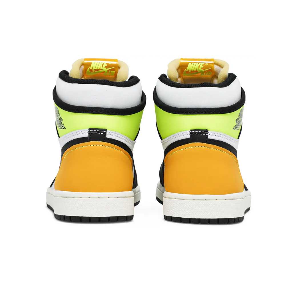 รองเท้าผ้าใบ Nike Jordan 1 Retro High สีขาว ดำ Volt University สีทอง