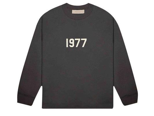 FOG – ESSENTIALS 1977 Logo L/S T-Shirt (IRON)